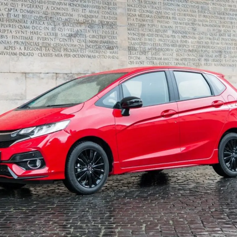 Une voiture de la marque Honda Jazz.