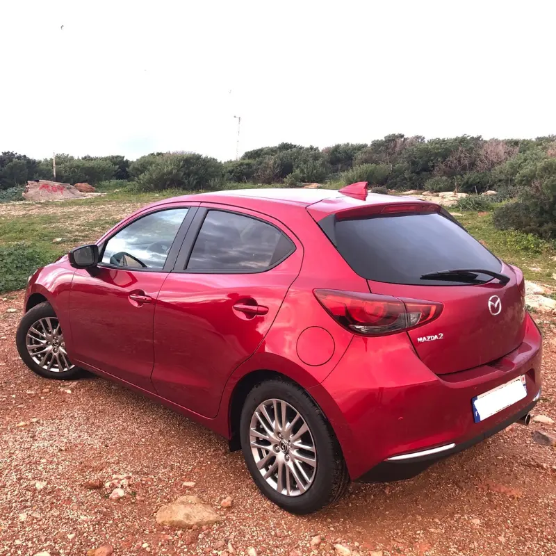 Une voiture de la marque Mazda.