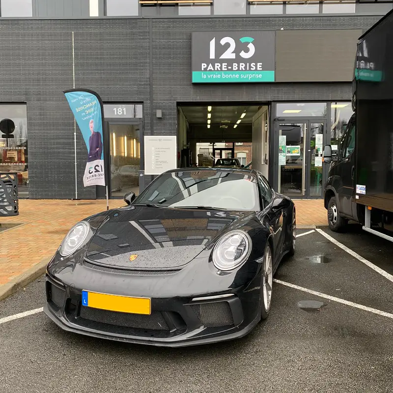 Une Porsche GT3 Touring devant le centre 123 Pare-Brise Marcq-en-Barœul.