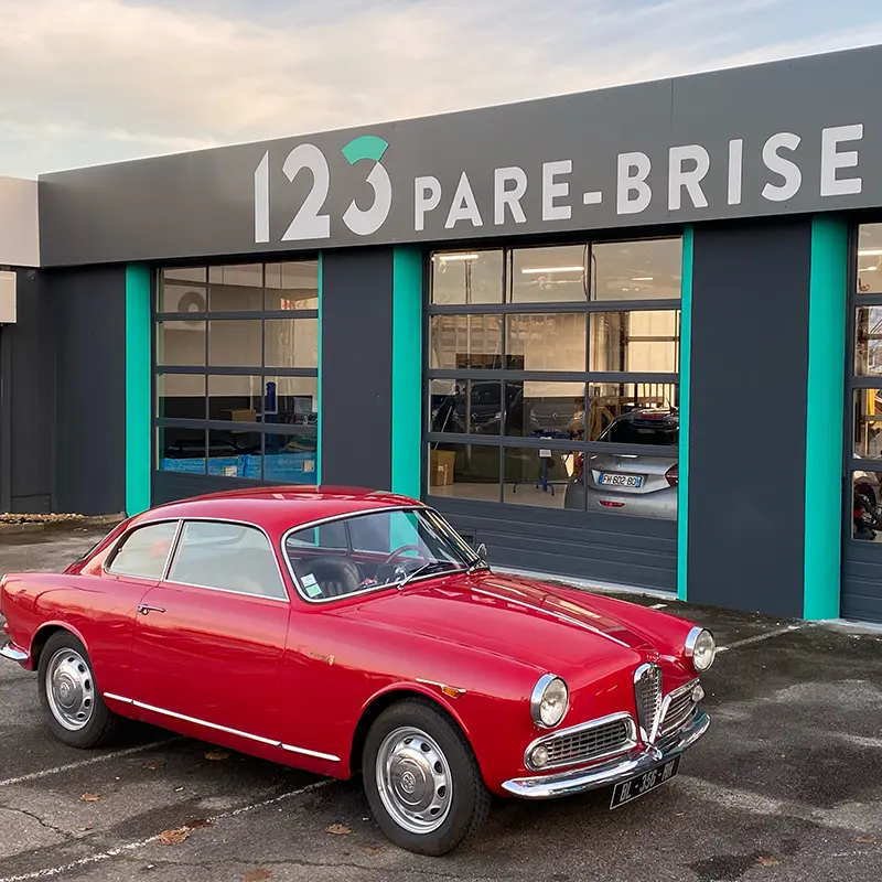 Une ALfa Romeo Giuletta devant le centre 123 Pare-Brise Dijon.