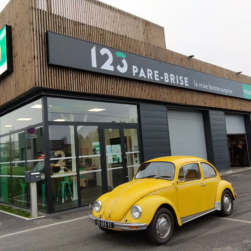 Une Coccinelle devant le centre 123 Pare-Brise Maubeuge.