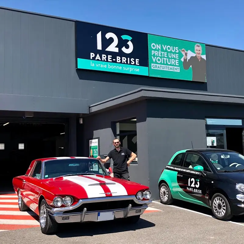 Une Ford Thunderbird devant le centre 123 Pare-Brise Montélimar.