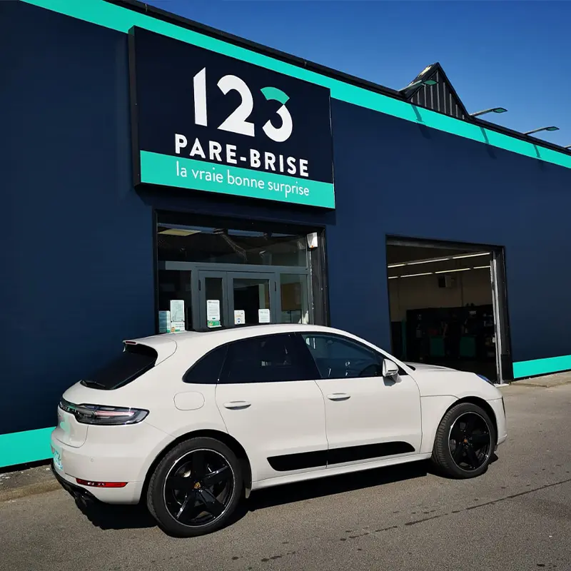 Une Porsche Macan devant le centre 123 Pare-Brise Villeneuve d'Ascq.