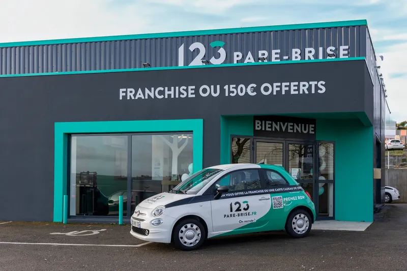 123 Pare-Brise Auxerre - Façade Fiat 500